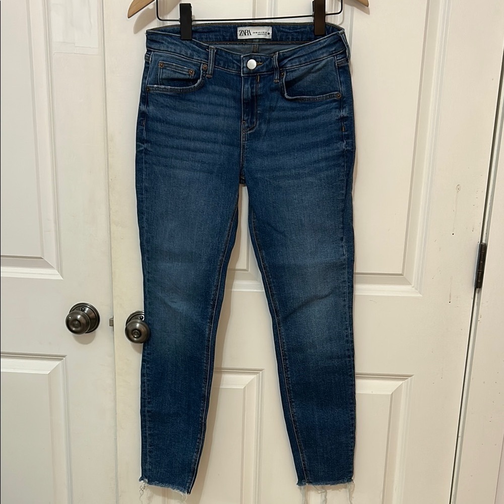 Zara Women's ankle Blue Jeans size 6 inseam 26 inches